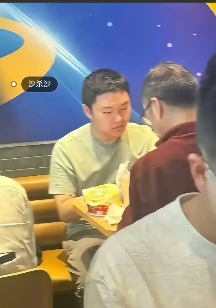《上海第二工业大学沙哥本人回应最新进展沙哥砸门视频》《老师请沙哥吃汉堡哥视频》相关资源图片