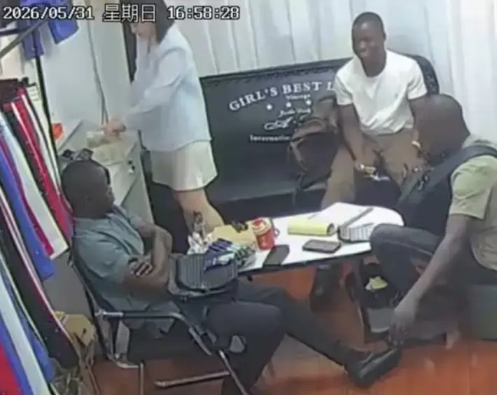 《三个黑人买衣服》监控原视频免费观看-三英战吕布事件高清完整版-《三个黑人买衣服》美女服装店热门视频